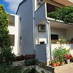 Πανσιόν Mirjana 3*